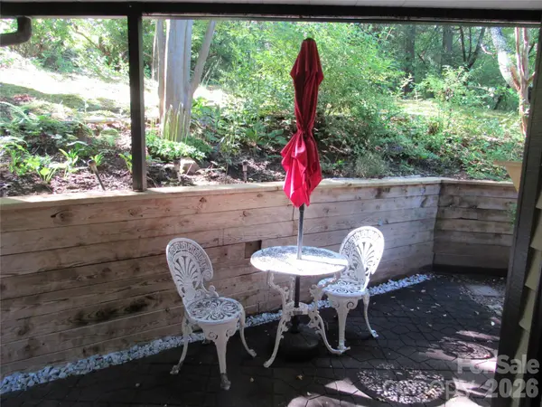 6 Woodlands DR, Black Mountain, NC 28711
