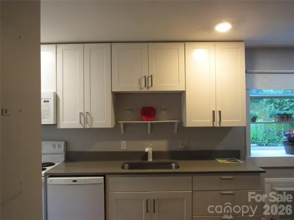 6 Woodlands DR, Black Mountain, NC 28711