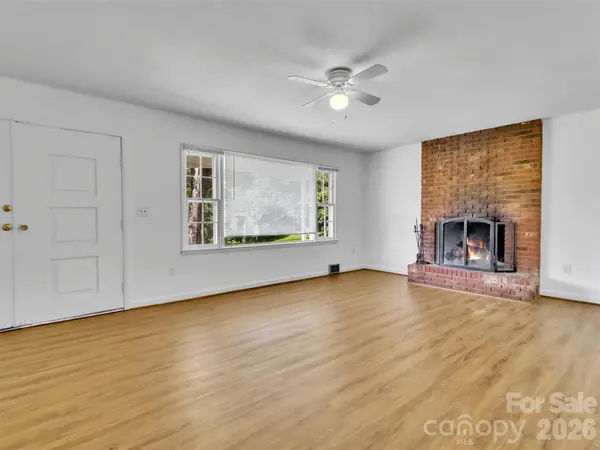 70 Iris LN, Canton, NC 28716