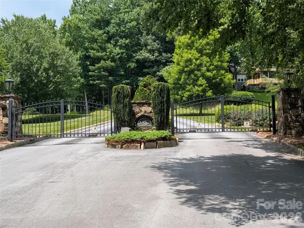 115 Ivywood LN, Laurel Park, NC 28739