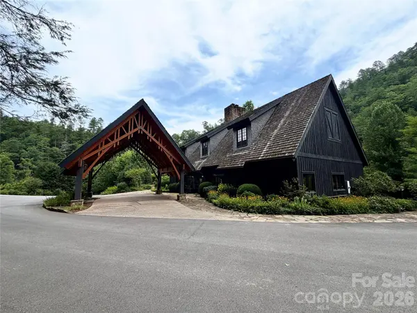 1156 Bear River Lodge TRL, Marshall, NC 28753