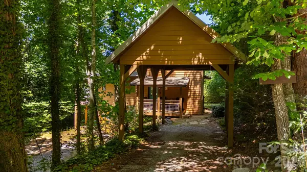 169 Viking TRL, Hendersonville, NC 28739
