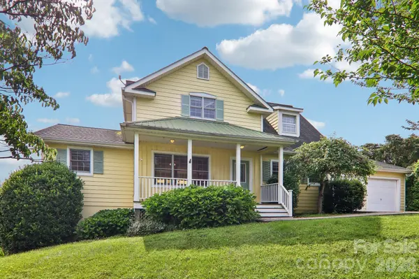 20 Amber DR, Horse Shoe, NC 28742