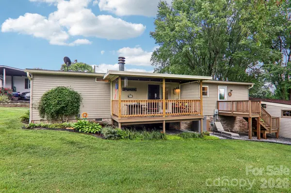 305 Meadowbrook CT, Hendersonville, NC 28792