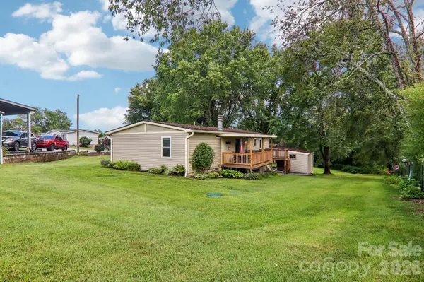305 Meadowbrook CT, Hendersonville, NC 28792