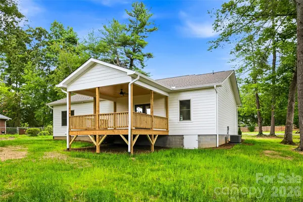334 Woodland DR, Hendersonville, NC 28792