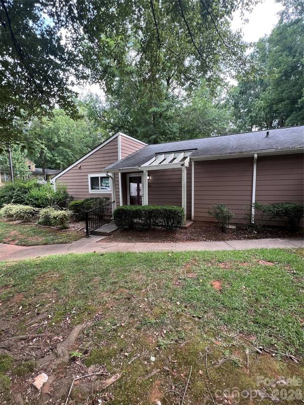 1050 Sardis Cove DR, Charlotte, NC 28270