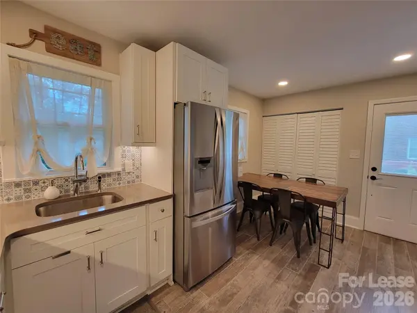 1338 Dresden DR W, Charlotte, NC 28205