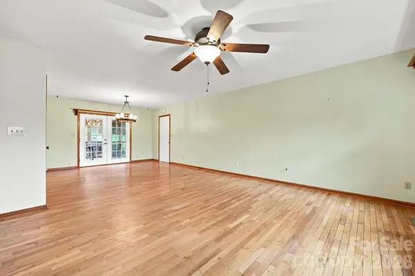 62 Hunters Field LN, Mills River, NC 28759