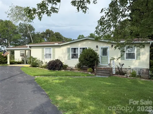 227 Cranbrook CIR, Hendersonville, NC 28792
