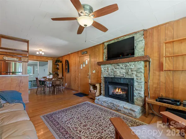 51 Atari RD, Waynesville, NC 28786