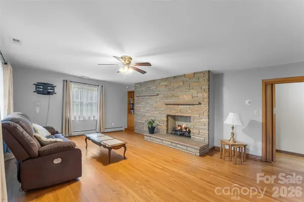 8647 US 221 HWY N, Marion, NC 28752