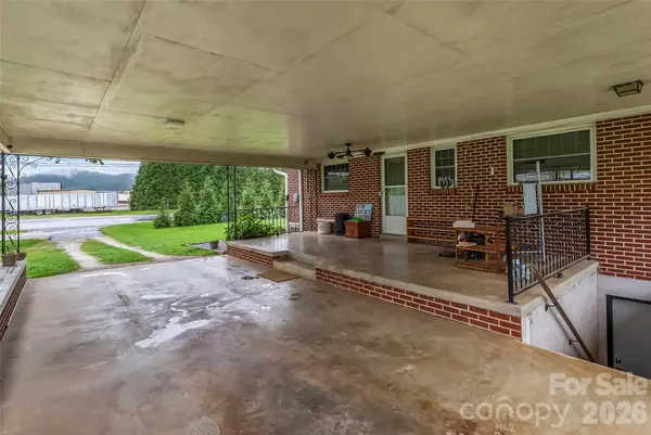 8647 US 221 HWY N, Marion, NC 28752