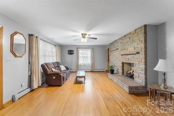 8647 US 221 HWY N, Marion, NC 28752