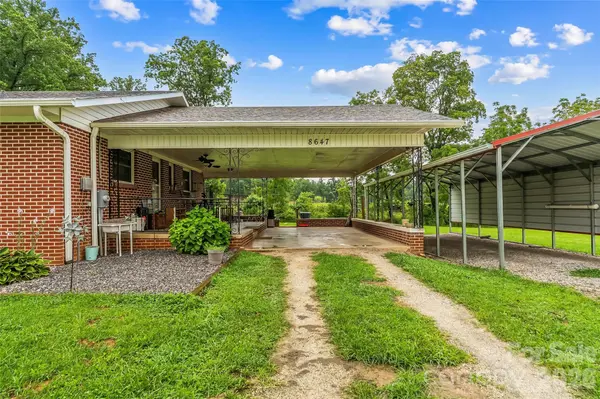 8647 US 221 HWY N, Marion, NC 28752