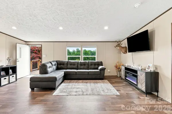 132 E View DR, Mars Hill, NC 28754