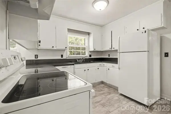 4221 Bridgewood LN, Charlotte, NC 28226