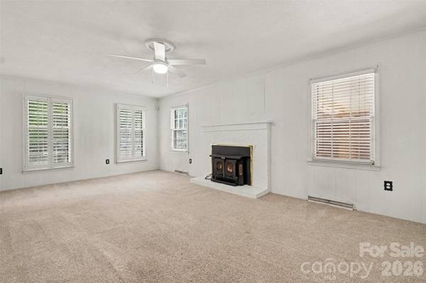 4221 Bridgewood LN, Charlotte, NC 28226