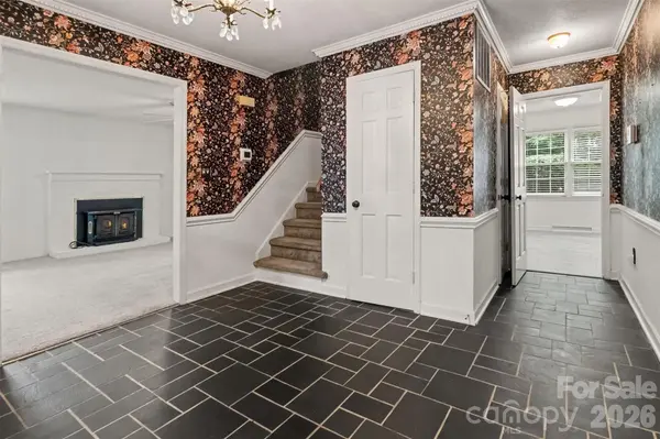4221 Bridgewood LN, Charlotte, NC 28226