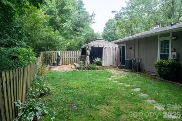 121 Wicklow DR, Asheville, NC 28806