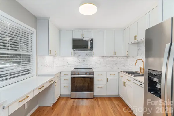 30 Maple Ridge LN, Asheville, NC 28806