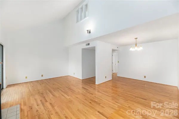 30 Maple Ridge LN, Asheville, NC 28806