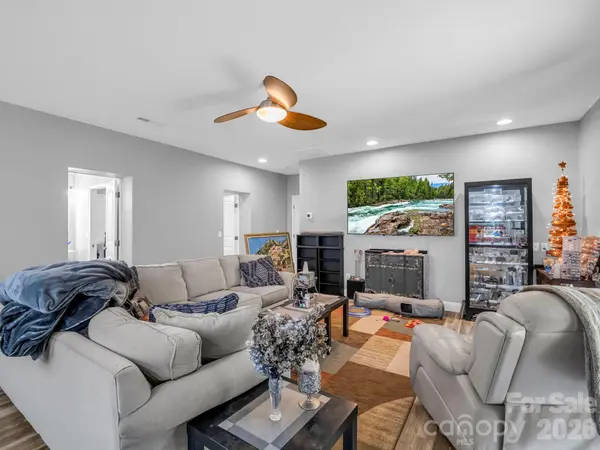 16 Starlight DR, Black Mountain, NC 28711