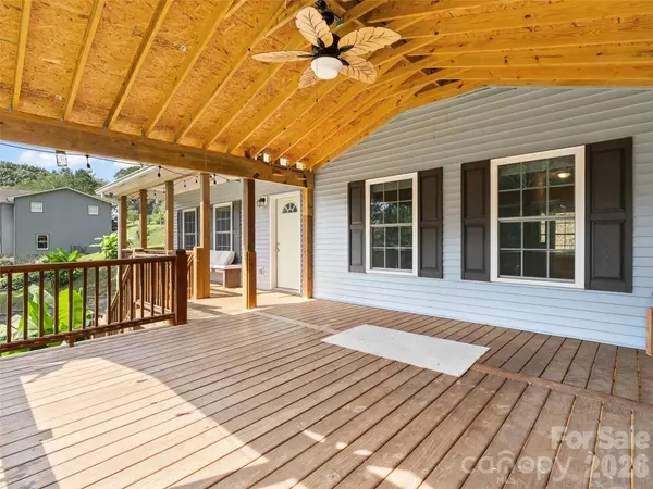 133 Shadow Oak LN, Clyde, NC 28721