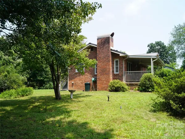 887 Upward RD, Flat Rock, NC 28731