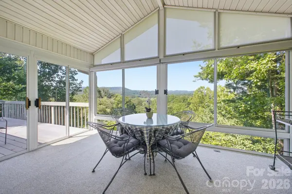 1870 Riverview CT, Hendersonville, NC 28739