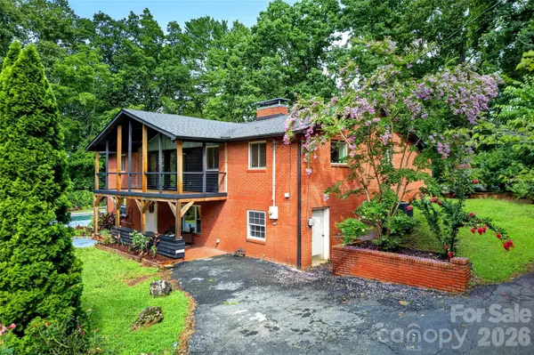 40 Mintz LN, Swannanoa, NC 28778