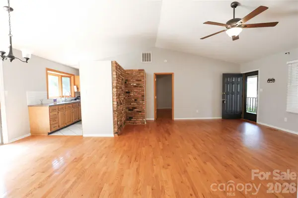 5516 Brookwood LN, Hickory, NC 28602
