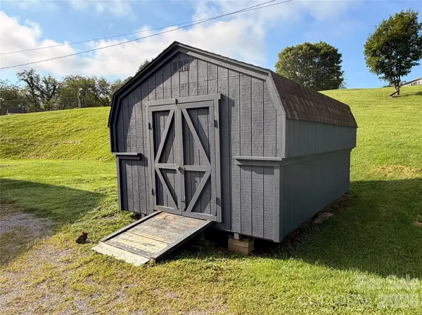 175 Hampshire DR, Waynesville, NC 28786