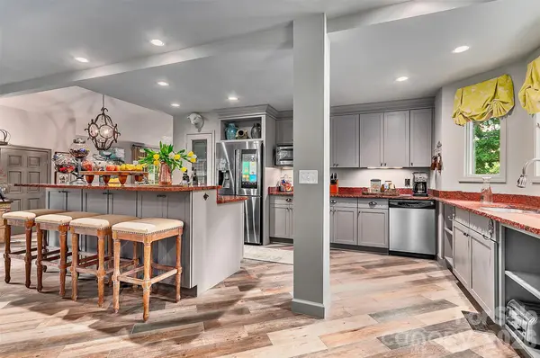 22 Bittersweet LN, Asheville, NC 28805