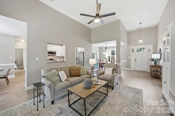 15121 Castlebridge LN, Matthews, NC 28104