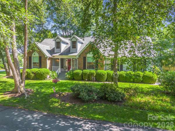 9 Kingfisher LN, Mills River, NC 28759