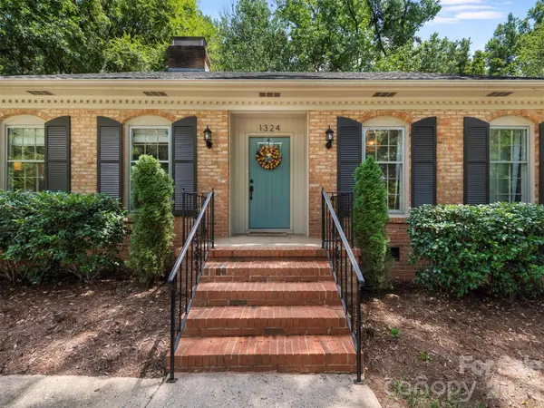 1324 Redcoat DR, Charlotte, NC 28211