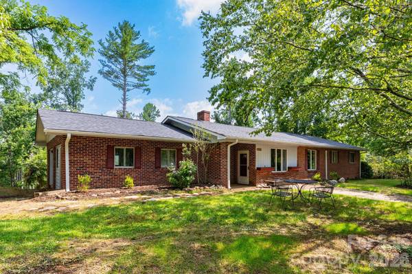 1860 Deer Park Lake RD, Spruce Pine, NC 28777