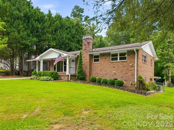 320 Kendale CT, East Flat Rock, NC 28726