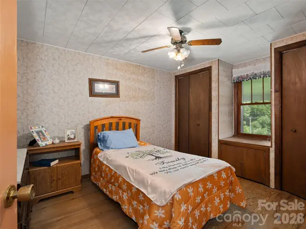 46 Trevor CT, Clyde, NC 28721