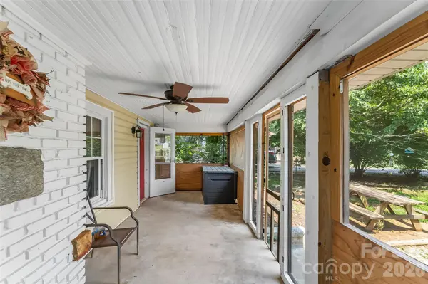 40 Sycamore CIR, Hendersonville, NC 28791