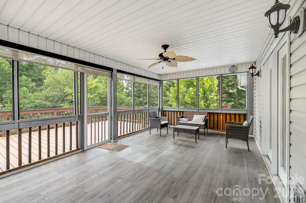 6 Arrowhead LN, Weaverville, NC 28787
