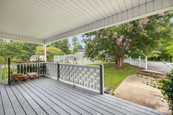 6 Arrowhead LN, Weaverville, NC 28787