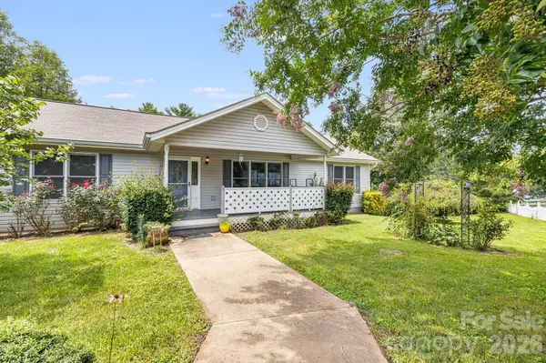 6 Arrowhead LN, Weaverville, NC 28787