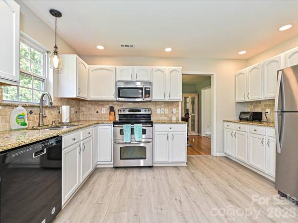 126 Rusty Nail DR, Mooresville, NC 28115