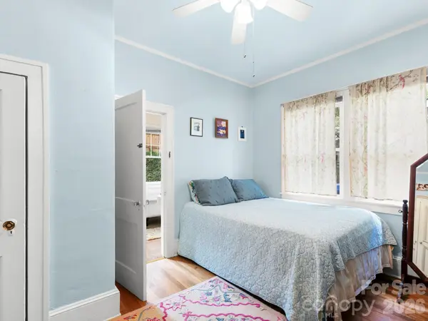 27 Warwick RD, Asheville, NC 28803