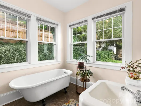 27 Warwick RD, Asheville, NC 28803