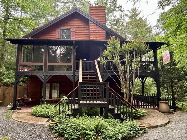 696 Top Of The Mountain RD, Hendersonville, NC 28739