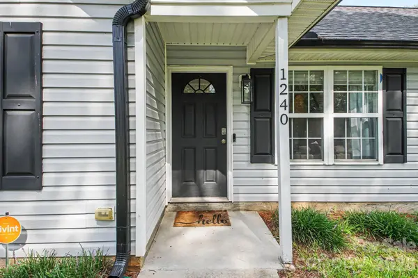 1240 Log Cabin RD, Charlotte, NC 28213