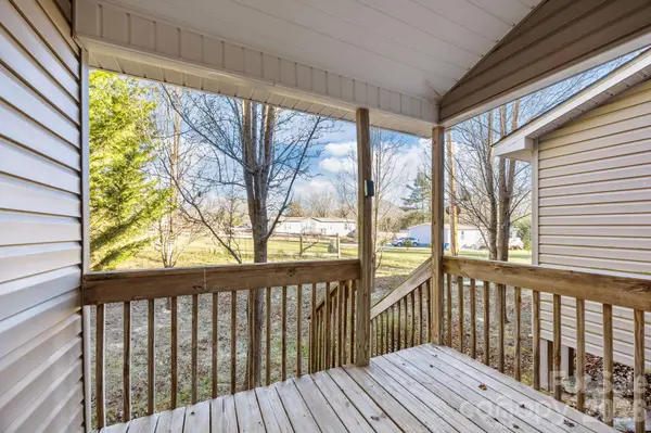 2 Meadow Glen DR, Fletcher, NC 28732